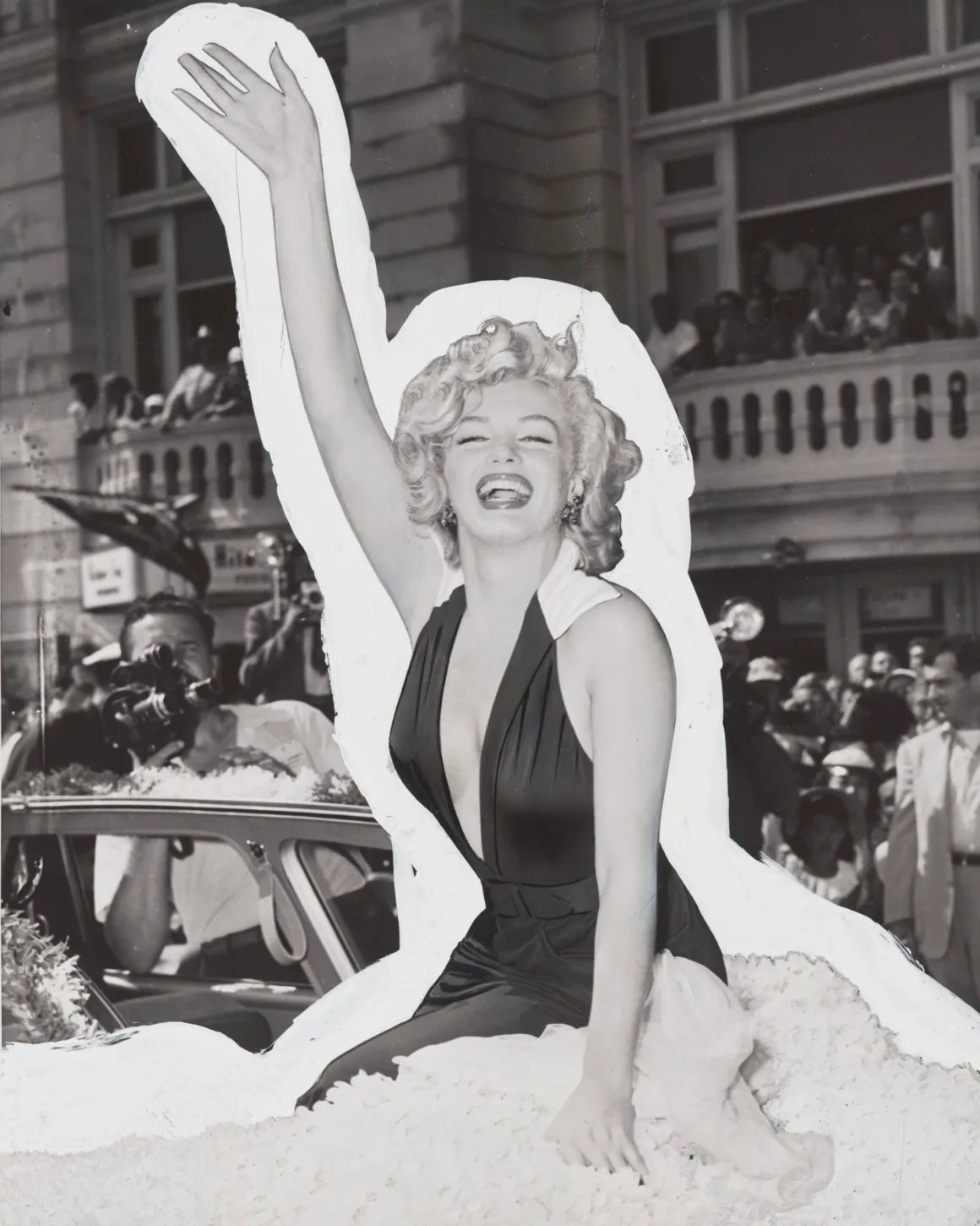 Vicente Wolf’un Nadir Fotoğraf Koleksiyonu Açık Artırmaya Çıkıyor 16 Marilyn Monroe, süslenmiş bir geçit arabasının üzerinde otururken sağ kolunu kaldırıp el sallıyor; çevresinde kalabalık ve bir fotoğrafçı görülüyor.