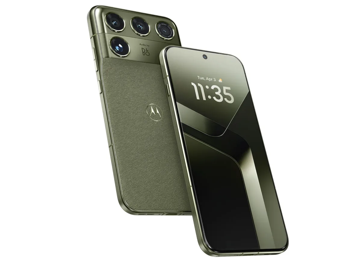 Motorola Signature 27, Mobil Fotoğrafçılığın Sınırlarını Zorluyor 21 Beyaz arka plan üzerinde açılı duran iki zeytin yeşili akıllı telefondan biri dokulu arka yüzeyi ve üçlü kamera dizilimini, diğeri ise 11:35’i gösteren ön ekranı sergiliyor.
