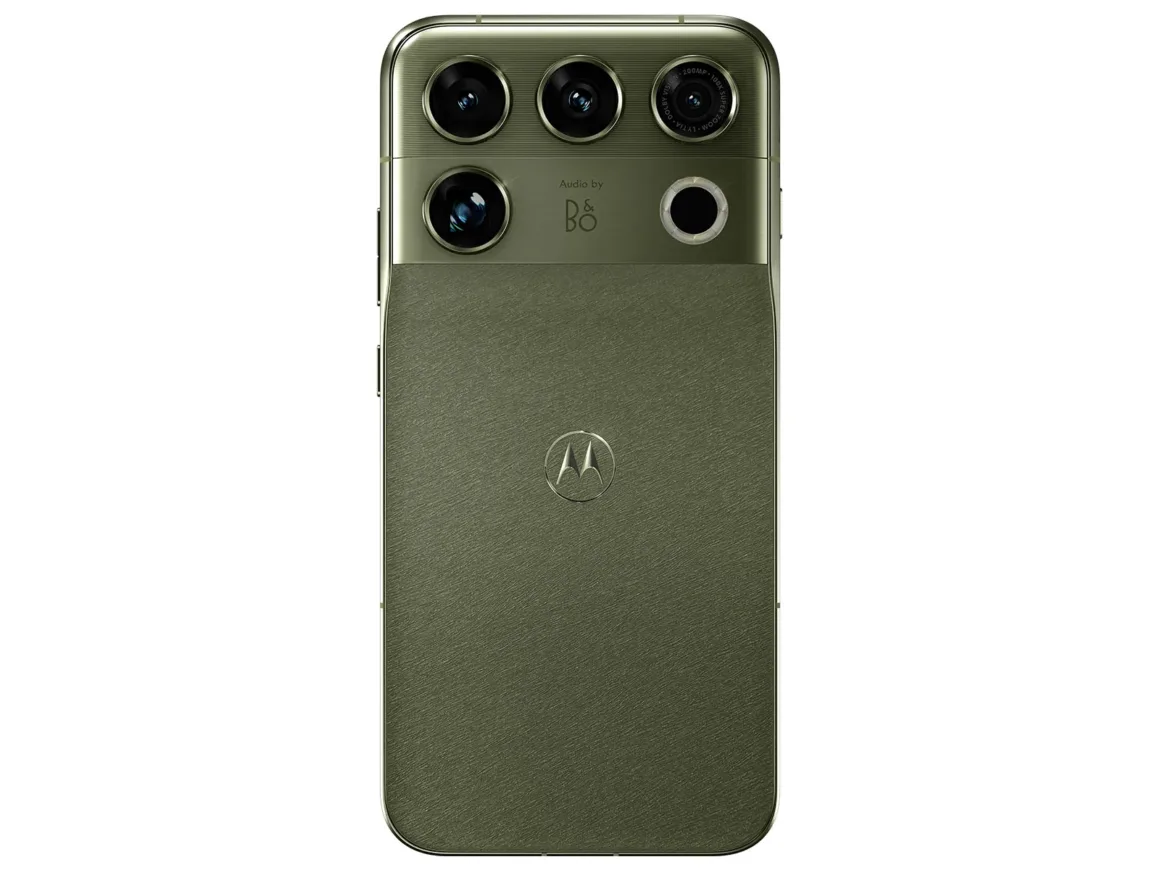 Motorola Signature 27, Mobil Fotoğrafçılığın Sınırlarını Zorluyor 19 Dokulu arka yüzeye sahip yeşil bir akıllı telefonda ortada Motorola logosu, üst bölümde ise dört lensli yatay kamera modülü ve “Audio by B&O” ibaresi görülüyor.