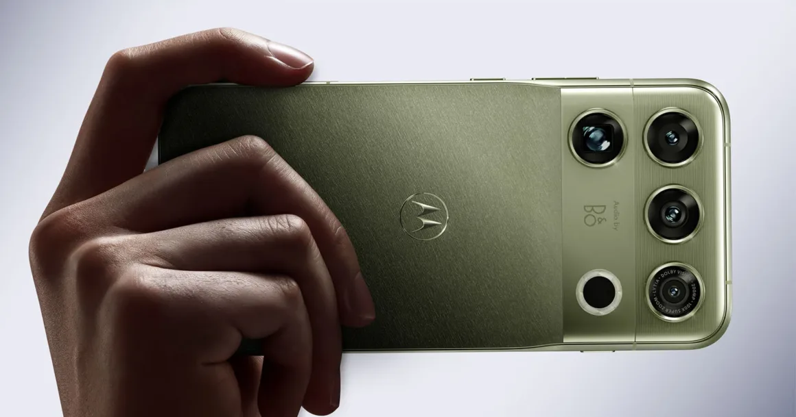 Motorola Signature 27, Mobil Fotoğrafçılığın Sınırlarını Zorluyor 18 Motorola Signature 27, Mobil Fotoğrafçılığın Sınırlarını Zorluyor
Bir el, arka yüzünde üçlü kamera sistemi ve Motorola logosu bulunan yeşil bir akıllı telefon tutuyor.