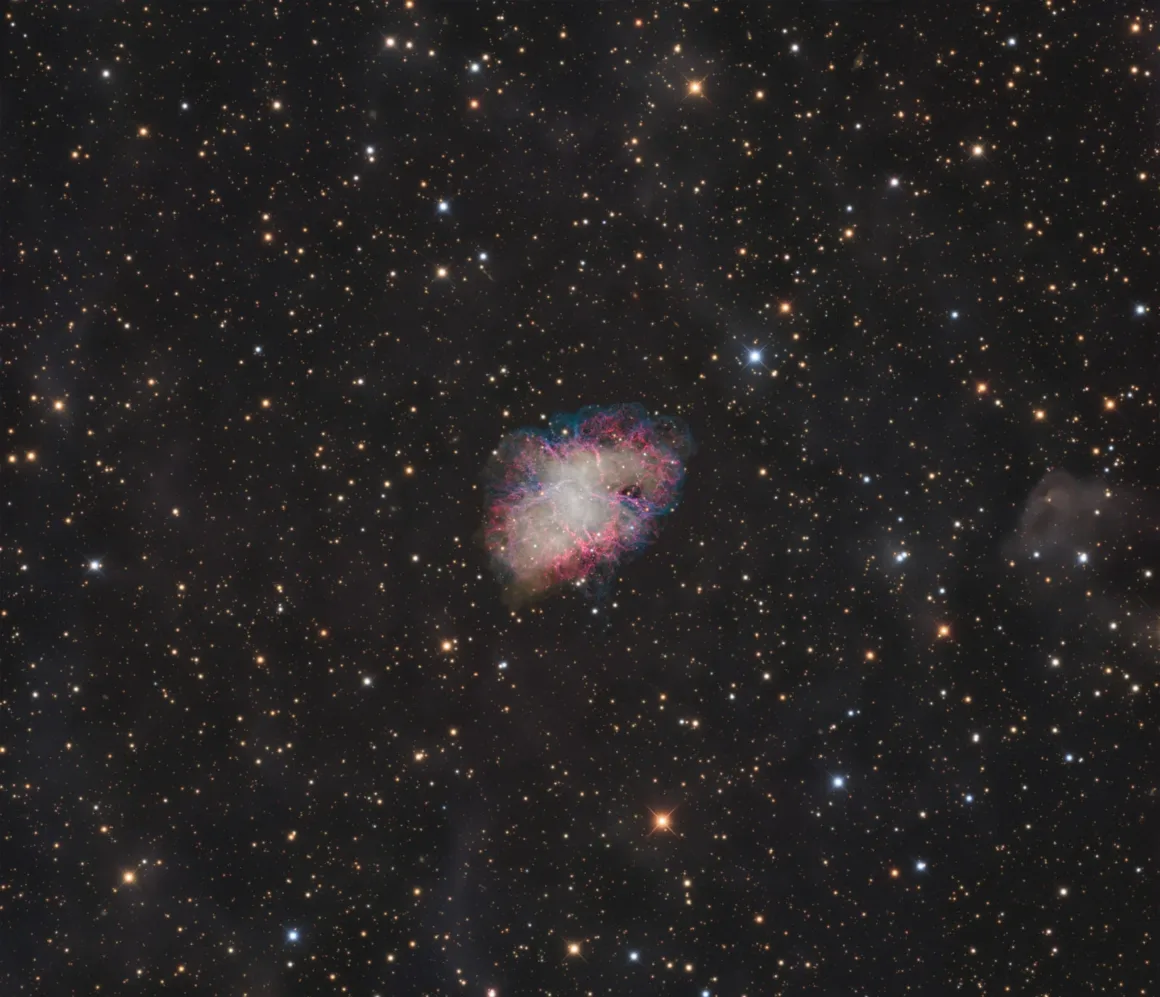Astronomy Photographer of the Year 2026: Bu Dünyadan Olmayan 31 Kazanan 50 The Crab Nebula, a colorful, filamentary supernova remnant, sits centered against a dense, dark field of distant stars.