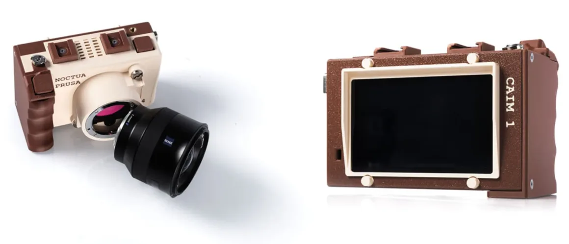 Kahverengi ve krem renklerdeki 3D baskılı dijital fotoğraf makinesinin iki farklı görünümü; makinede bir Zeiss objektif ve CAIM 1 yazılı arka ekran bulunuyor.