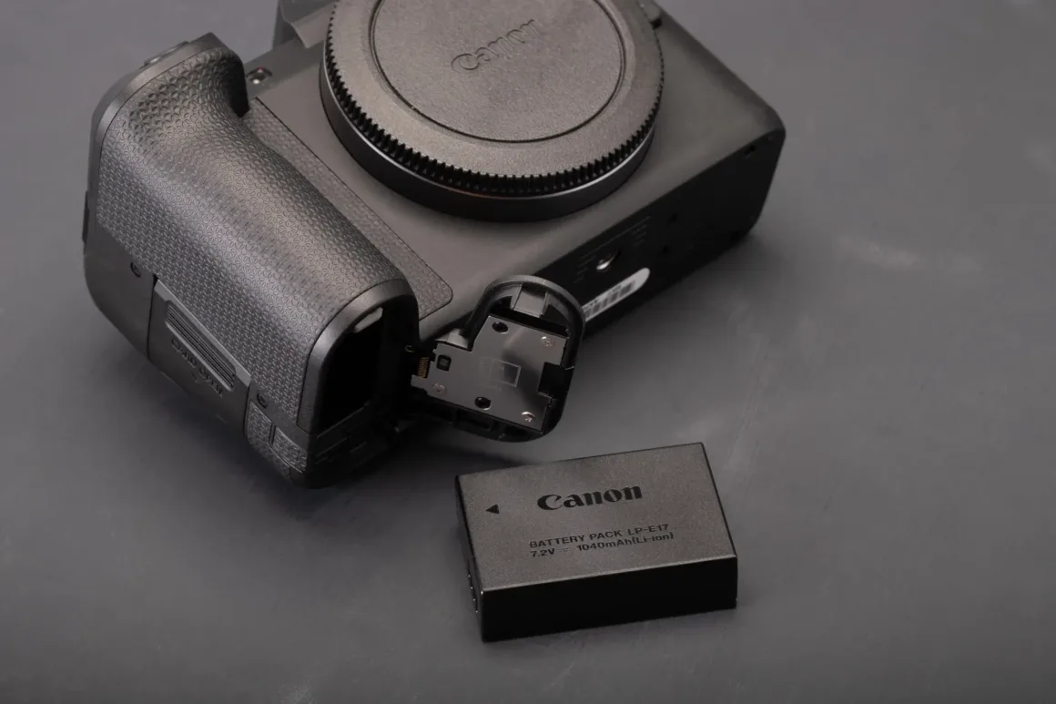 Canon EOS R8 II İncelemesi: Büyük Eksikler Giderildi, Sorunlar Bitmedi 19 canon eos r8 ii battery