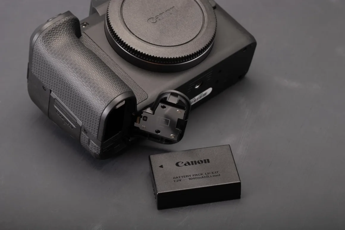Canon EOS R8 II İncelemesi: Büyük Eksikler Giderildi, Sorunlar Bitmedi 43 LP-E17 piliyle Canon EOS R8 II.