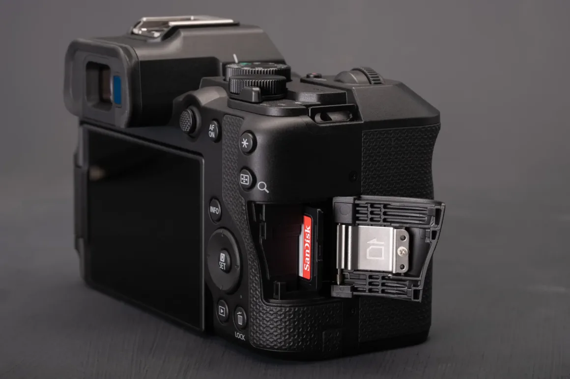 Canon EOS R8 II İncelemesi: Büyük Eksikler Giderildi, Sorunlar Bitmedi 20 canon eos r8 ii card slot