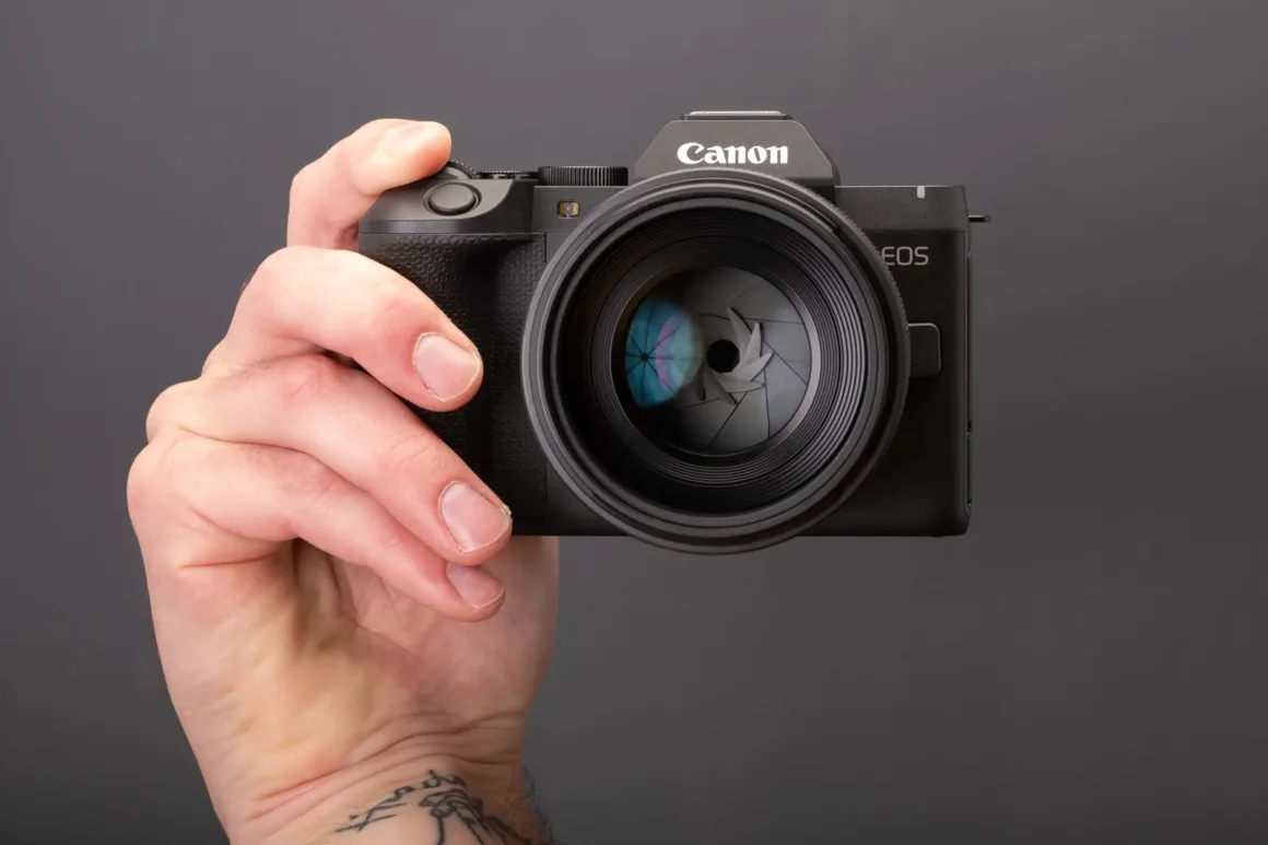Canon EOS R8 II İncelemesi: Büyük Eksikler Giderildi, Sorunlar Bitmedi 22 canon eos r8 ii in hand front
