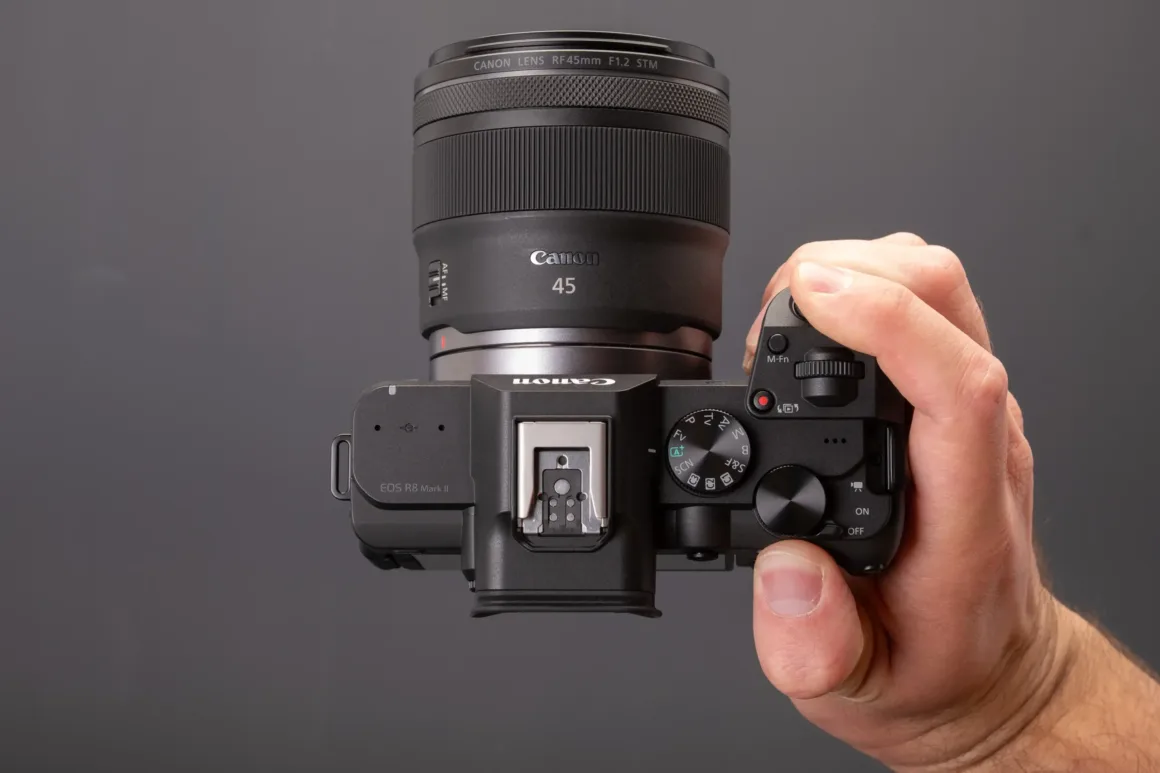 Canon EOS R8 II İncelemesi: Büyük Eksikler Giderildi, Sorunlar Bitmedi 23 canon eos r8 ii in hand top