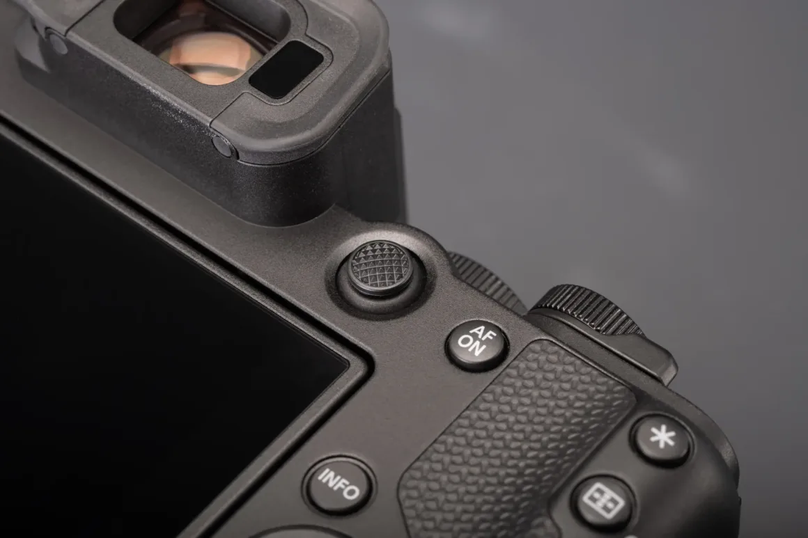 Canon EOS R8 II İncelemesi: Büyük Eksikler Giderildi, Sorunlar Bitmedi 24 canon eos r8 ii joystick
