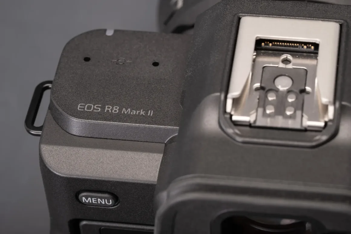 Canon EOS R8 II İncelemesi: Büyük Eksikler Giderildi, Sorunlar Bitmedi 25 canon eos r8 ii name plate