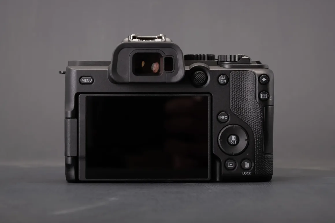 Canon EOS R8 II İncelemesi: Büyük Eksikler Giderildi, Sorunlar Bitmedi 27 canon eos r8 ii rear plate