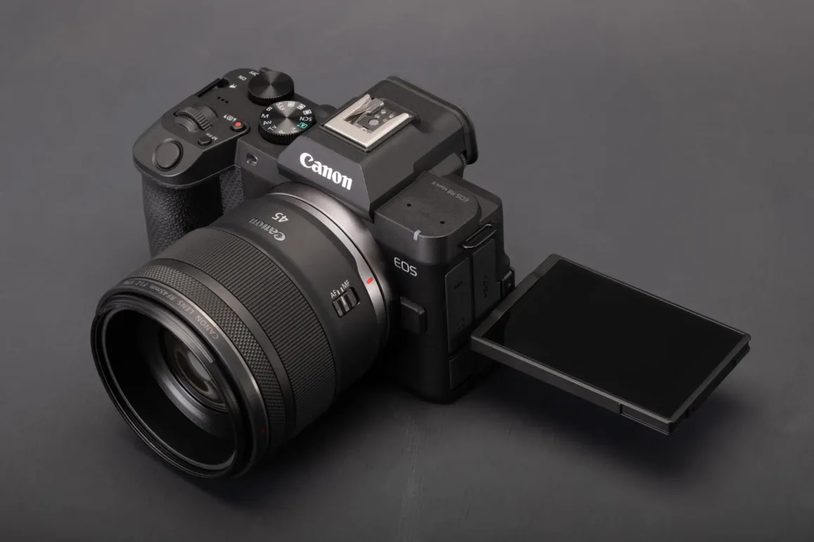 Canon EOS R8 II İncelemesi: Büyük Eksikler Giderildi, Sorunlar Bitmedi 28 canon eos r8 ii screen folded out