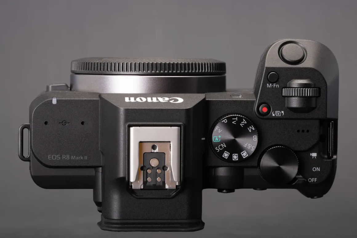 Canon EOS R8 II İncelemesi: Büyük Eksikler Giderildi, Sorunlar Bitmedi 40 Canon EOS R8 II'nin üst bölümü.
