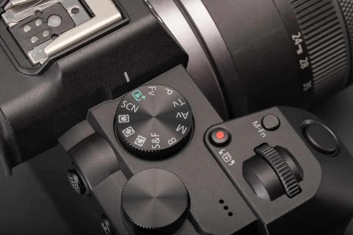 Canon EOS R8 II İncelemesi: Büyük Eksikler Giderildi, Sorunlar Bitmedi 31 canon eos r8 ii top plate controls