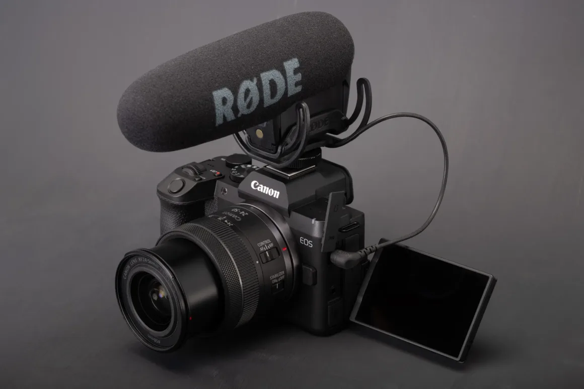 Canon EOS R8 II İncelemesi: Büyük Eksikler Giderildi, Sorunlar Bitmedi 46 Ekranı yana açılmış ve flaş kızağına büyük bir shotgun mikrofon takılmış Canon EOS R8 II.
