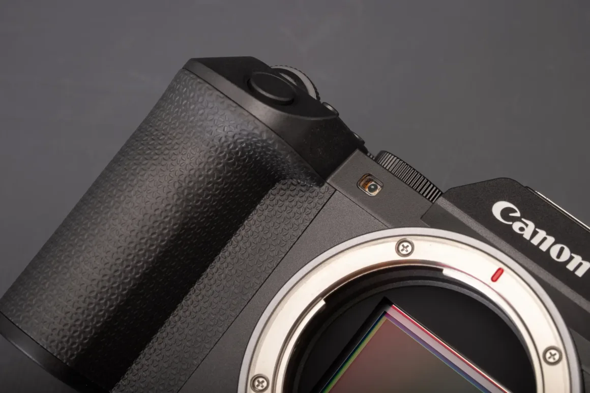Canon EOS R8 II İncelemesi: Büyük Eksikler Giderildi, Sorunlar Bitmedi 34 canon eos r8ii grip and sensor