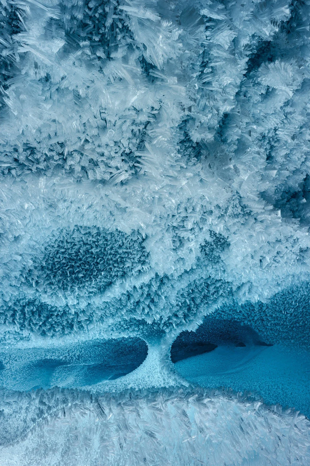 Natural Landscape Photography Awards 2026’nın Kazananları Açıklandı 104 A close-up view of a cave ceiling covered in dense, sharp ice crystals, with a small, pillar-like formation extending downward.