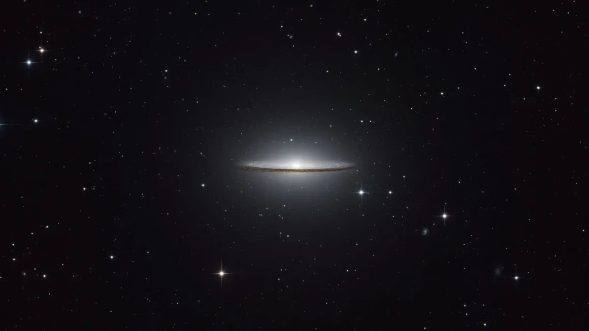 Astronomy Photographer of the Year 2026: Bu Dünyadan Olmayan 31 Kazanan 43 A bright, thin, edge-on spiral galaxy sits centered in a vast, dark field of scattered stars.