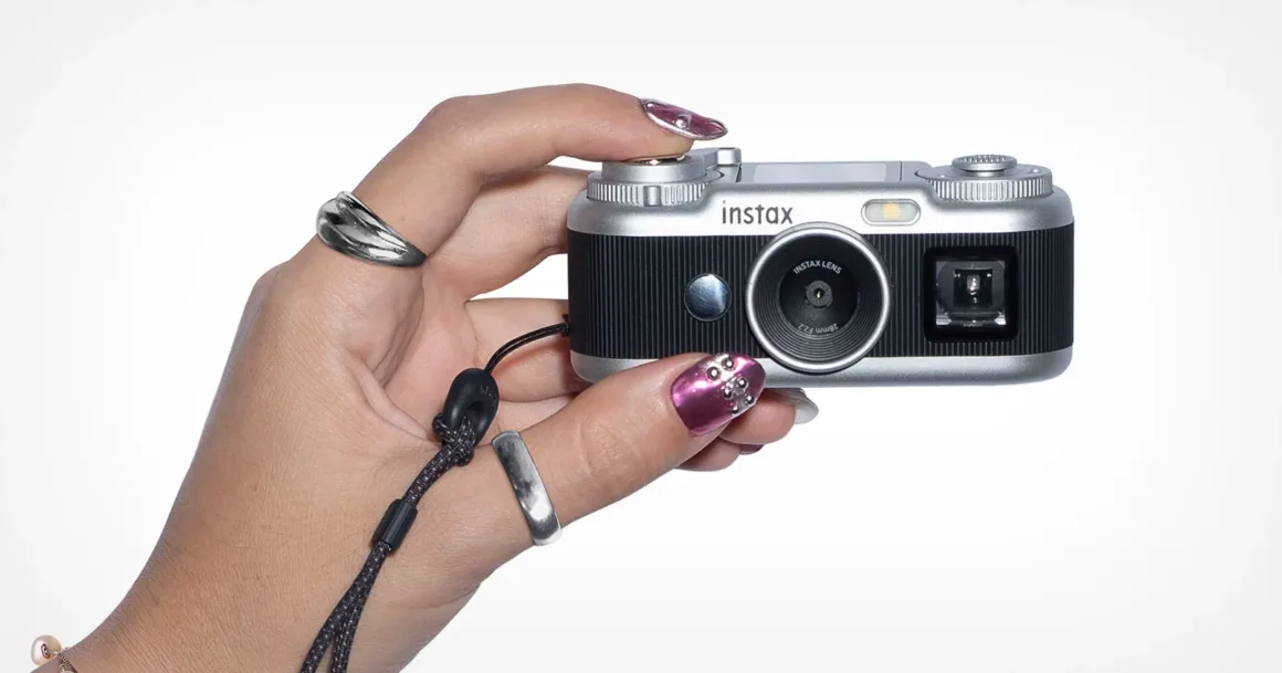 Fujifilm Instax Pal 2, Tuhaf Selefinden Tamamen Farklı Görünüyor 18 Fujifilm Instax Pal 2, Tuhaf Selefinden Tamamen Farklı Görünüyor
Metalik pembe ojeli ve gümüş yüzüklü bir el, küçük gümüş-siyah Instax dijital fotoğraf makinesini tutuyor.