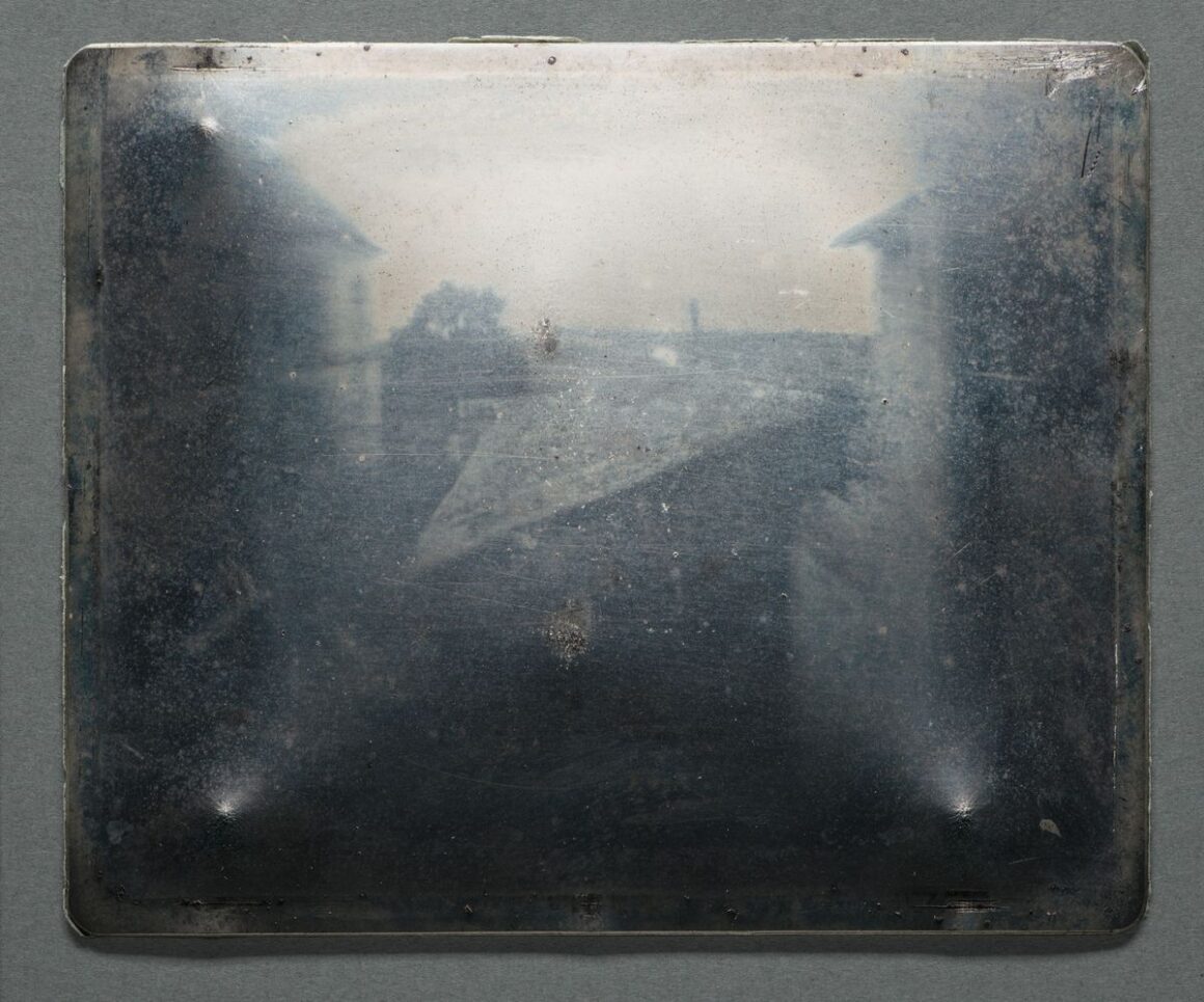 Dünyanın İlk Fotoğrafı 200 Yıl Sonra Fransa’ya Dönüyor 19 Nicéphore Niépce’nin 1827 tarihli Le Gras Penceresinden Görünüm adlı heliografı; kalaylı levha üzerine 16,7 × 20,3 santimetre.