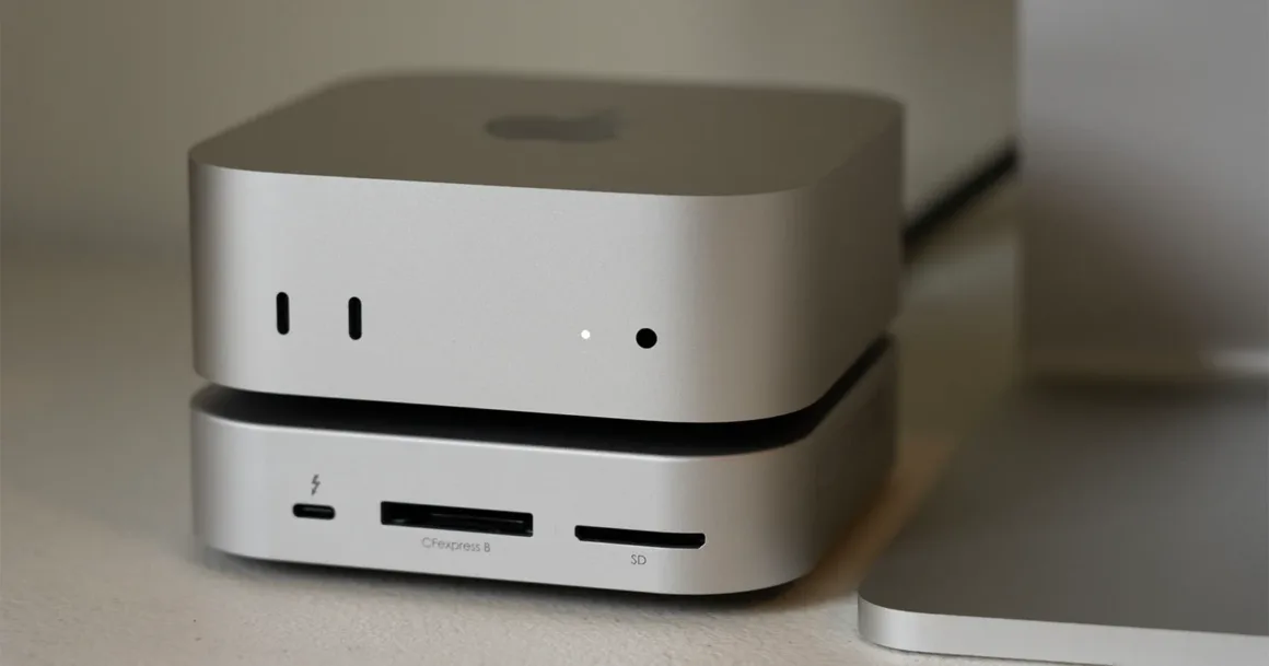M6 Mac mini İncelemesi: Fotoğrafçılar İçin Yeterince Güçlü mü? 23 Kart okuyucu yuvalarına sahip gümüş bir bağlantı istasyonunun üzerinde duran Mac mini