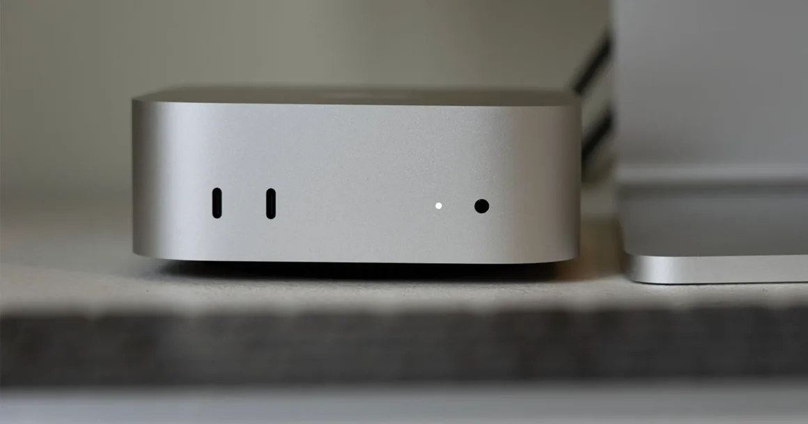 M6 Mac mini İncelemesi: Fotoğrafçılar İçin Yeterince Güçlü mü? 21 Masanın üzerinde iki ön USB-C bağlantı noktası, durum ışığı ve kulaklık girişi görülen gümüş Mac mini