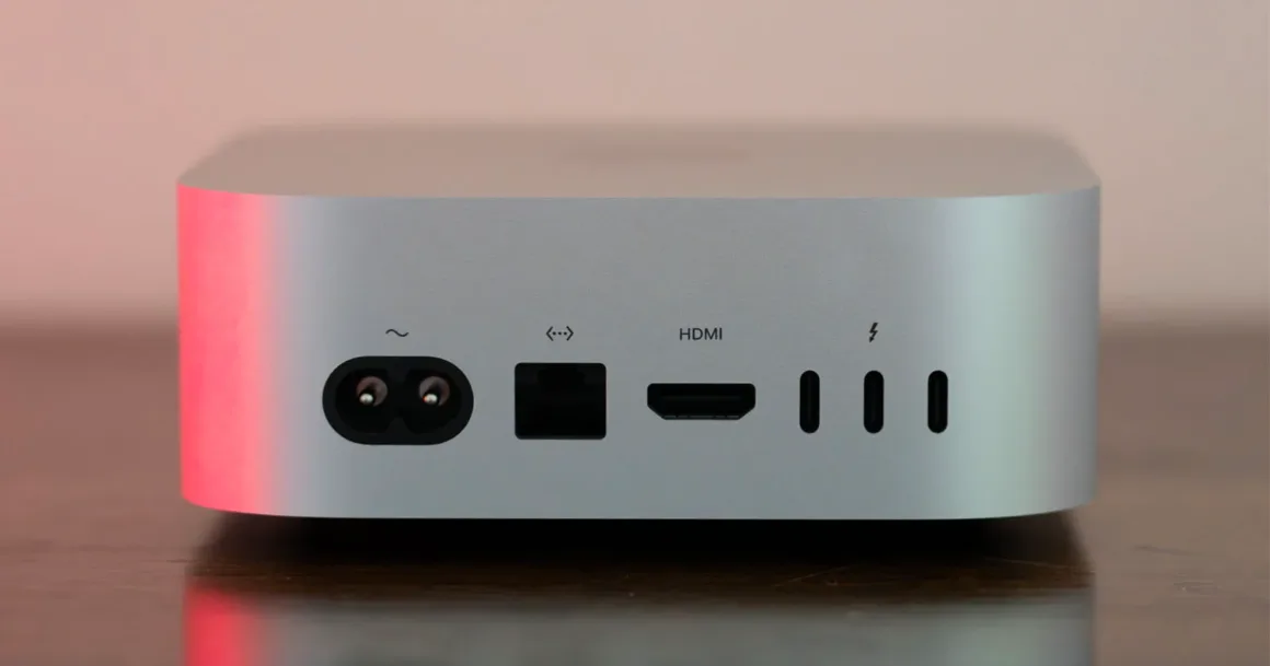 M6 Mac mini İncelemesi: Fotoğrafçılar İçin Yeterince Güçlü mü? 22 Güç, Ethernet, HDMI ve üç Thunderbolt bağlantı noktası bulunan gümüş Mac mini arka paneli