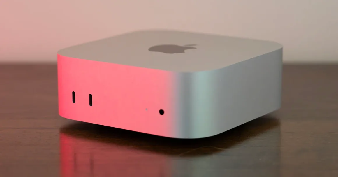 M6 Mac mini İncelemesi: Fotoğrafçılar İçin Yeterince Güçlü mü? 19 Kırmızı ve yeşil ışıkla aydınlatılan ahşap yüzey üzerindeki yuvarlatılmış köşeli gümüş Mac mini