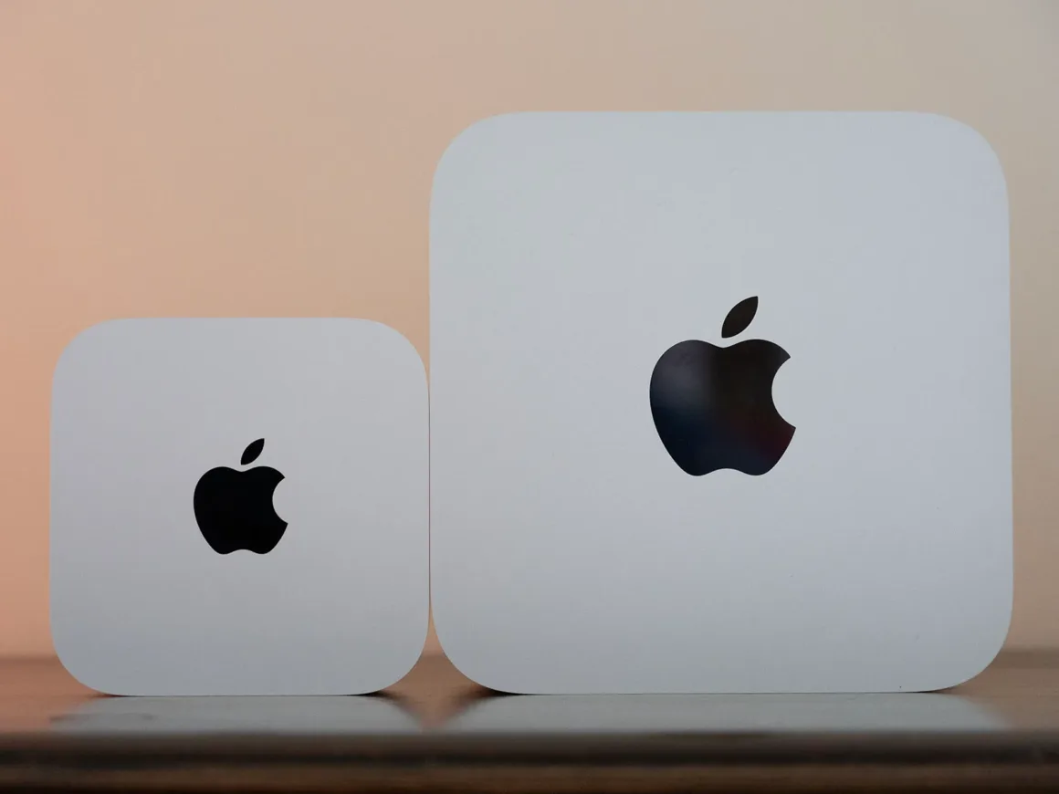 M6 Mac mini İncelemesi: Fotoğrafçılar İçin Yeterince Güçlü mü? 33 Ahşap yüzey üzerinde yan yana duran, üstlerinde siyah Apple logoları bulunan Mac mini ve Mac Studio