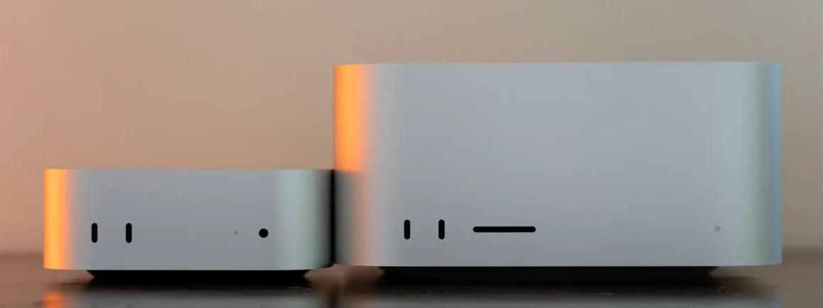 M6 Mac mini İncelemesi: Fotoğrafçılar İçin Yeterince Güçlü mü? 34 Koyu bir yüzey üzerinde yan yana duran gümüş Mac mini ve ondan belirgin biçimde daha yüksek Mac Studio