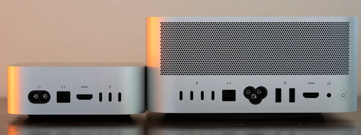 M6 Mac mini İncelemesi: Fotoğrafçılar İçin Yeterince Güçlü mü? 35 Güç, veri ve görüntü bağlantıları görülen Mac mini ile Mac Studio arka panellerinin yan yana görünümü