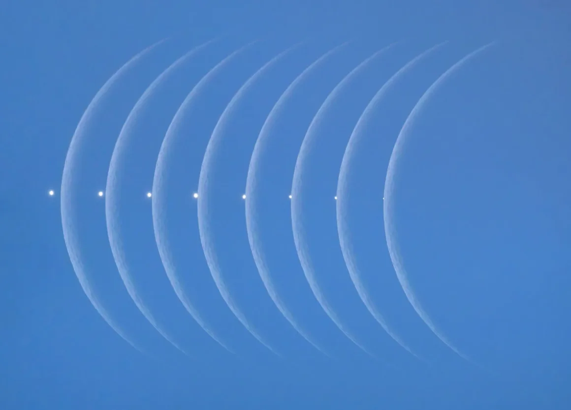 Astronomy Photographer of the Year 2026: Bu Dünyadan Olmayan 31 Kazanan 27 A composite image showing a bright planet passing behind the crescent moon in eight sequential stages against a clear blue sky.
