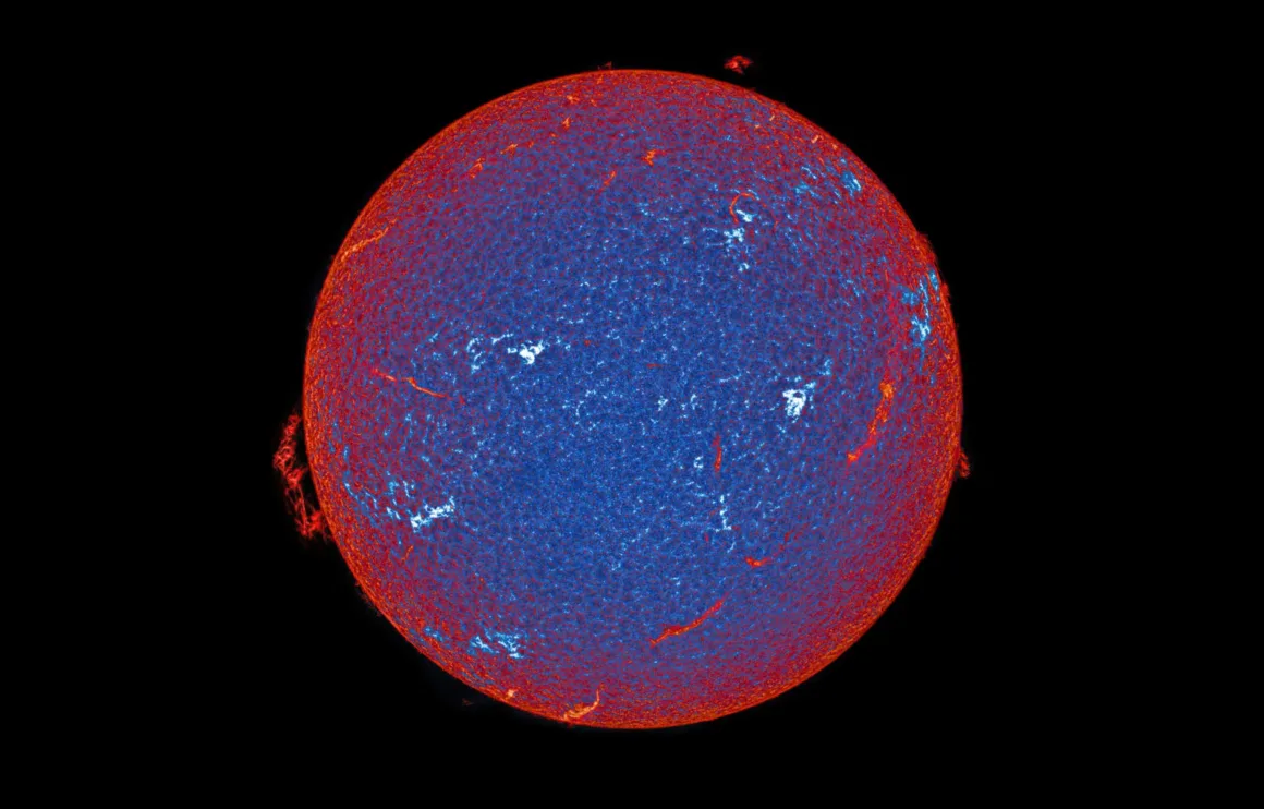Astronomy Photographer of the Year 2026: Bu Dünyadan Olmayan 31 Kazanan 31 A false-color image of the Sun showing a textured blue surface with bright red filaments and white active regions.