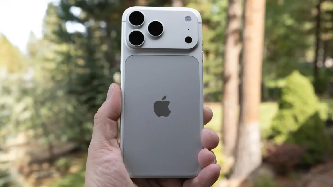 iPhone ile Daha İyi Fotoğraflar Çekmenin Yolları 18 iPhone ile Daha İyi Fotoğraflar Çekmenin Yolları
Elde tutulan iPhone 18 Pro.