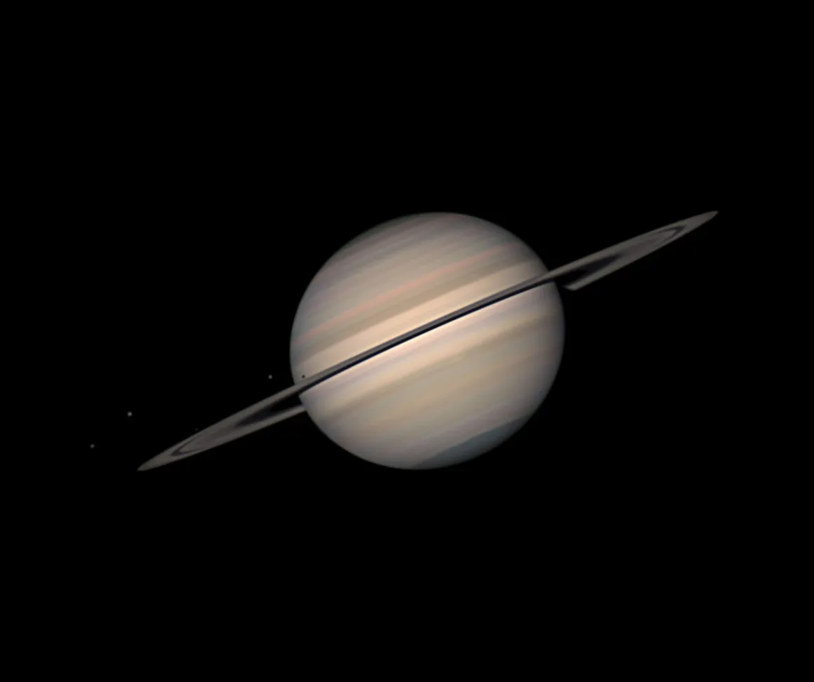 Astronomy Photographer of the Year 2026: Bu Dünyadan Olmayan 31 Kazanan 36 Saturn with its prominent rings and several small moons visible to the left against a black background.