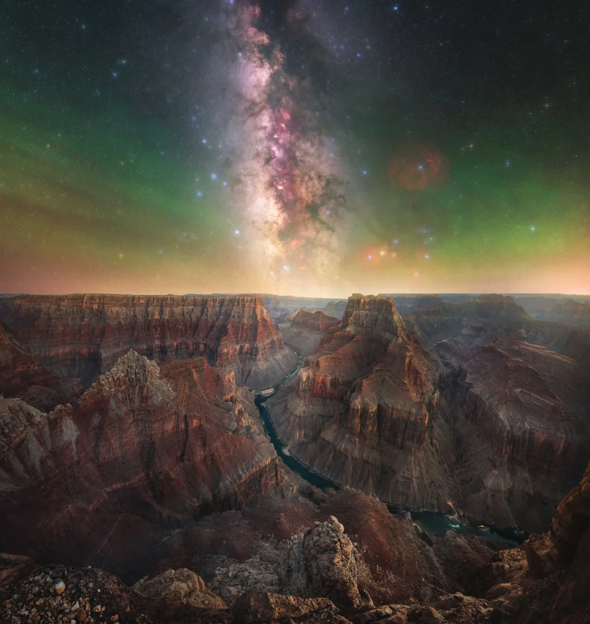 Astronomy Photographer of the Year 2026: Bu Dünyadan Olmayan 31 Kazanan 40 A deep canyon with a winding river at its base sits beneath a vibrant night sky filled with the Milky Way and airglow.