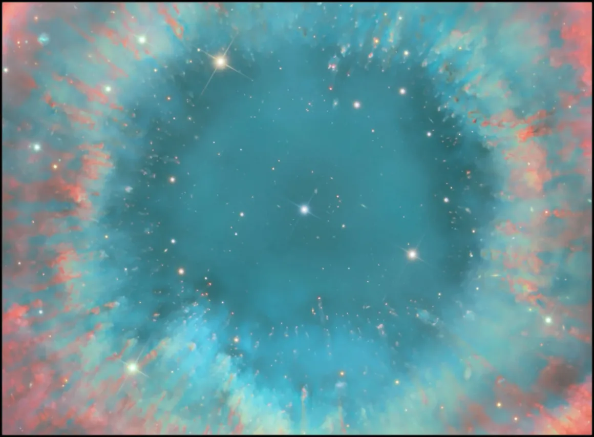 Astronomy Photographer of the Year 2026: Bu Dünyadan Olmayan 31 Kazanan 22 A vibrant, circular planetary nebula glows with blue and red gas clouds surrounding a central star field.