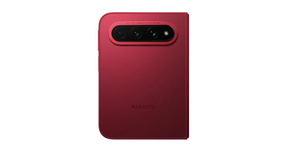 Xiaomi 18 Fold, Leica Kameralarıyla Katlanabilir Telefonlara Yeni Bir Seçenek Sunuyor 20 Arkadan görülen kırmızı Xiaomi katlanabilir telefon; üç lens ve flaş içeren belirgin yatay kamera modülüne sahip.