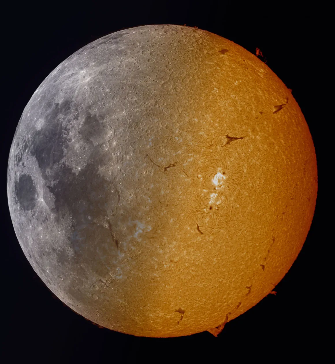 Astronomy Photographer of the Year 2026: Bu Dünyadan Olmayan 31 Kazanan 48 A composite image showing the Moon on the left and the Sun on the right, joined together to form a single sphere.