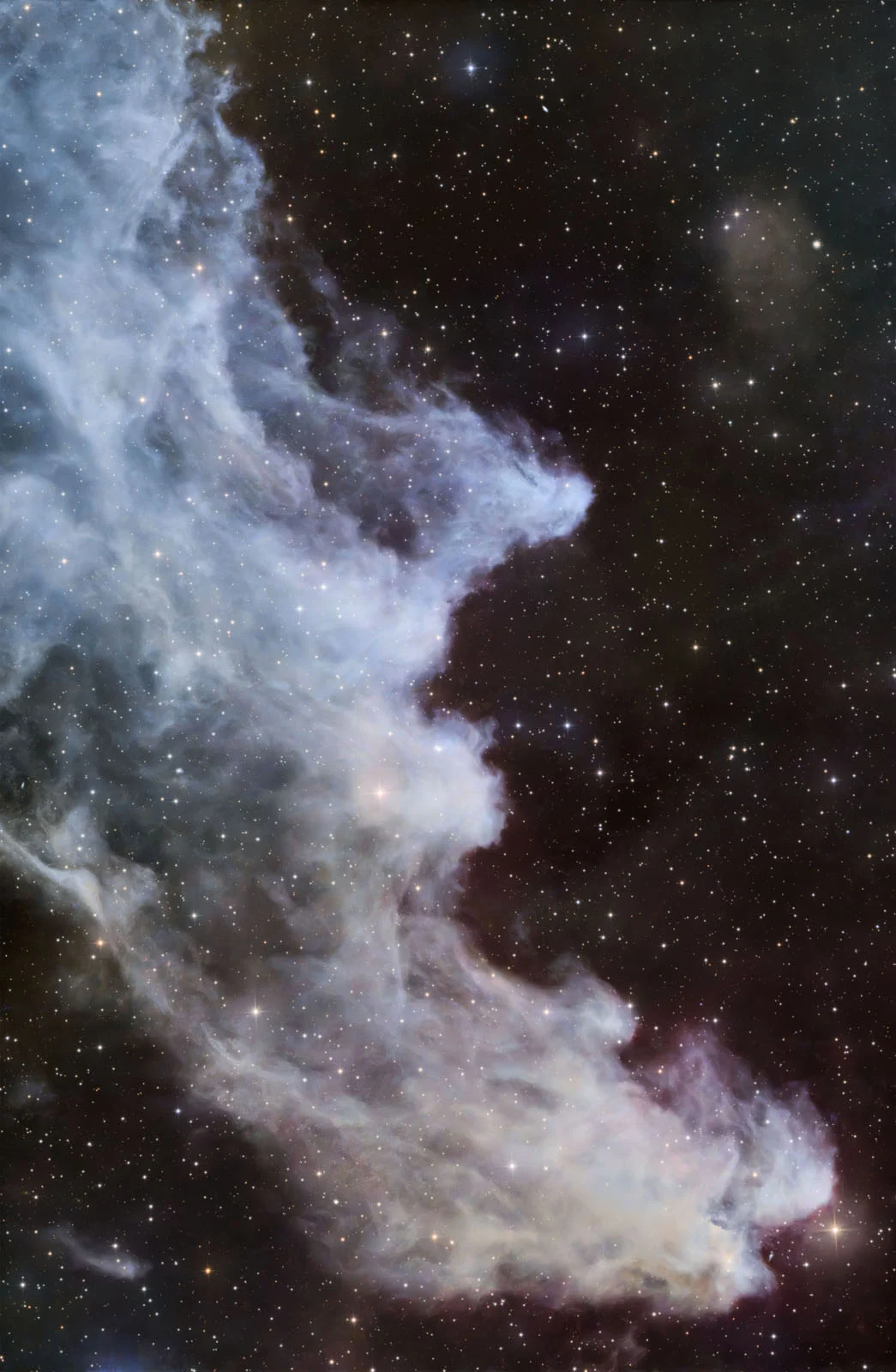 Astronomy Photographer of the Year 2026: Bu Dünyadan Olmayan 31 Kazanan 47 A bright, wispy blue nebula stretches across a dark, star-filled sky, featuring intricate gas clouds and glowing dust.
