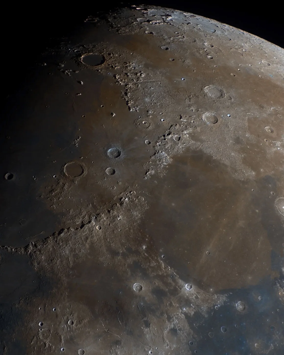 Astronomy Photographer of the Year 2026: Bu Dünyadan Olmayan 31 Kazanan 20 Ay yüzeyinin kraterleri, denizleri ve engebeli arazisini gösteren renkleri güçlendirilmiş yüksek çözünürlüklü görüntü.