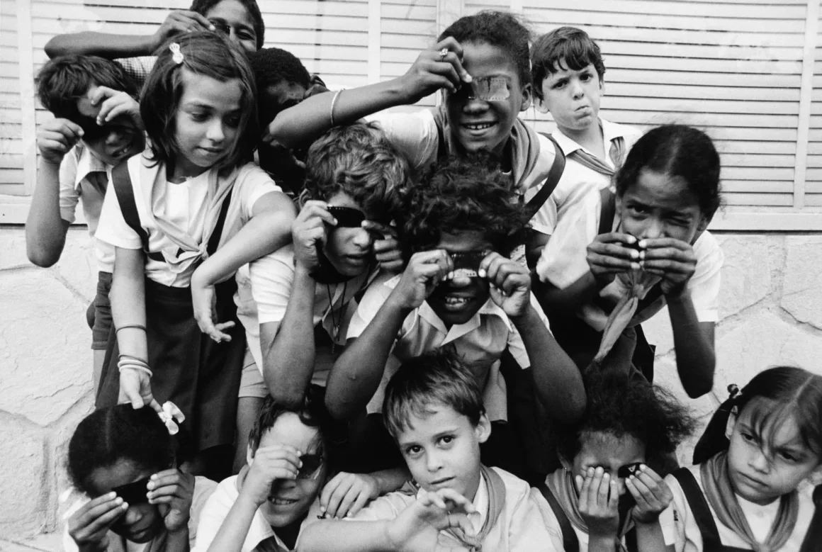 Graciela Iturbide, Leica Hall of Fame’in 15. Üyesi Oldu 22 Okul üniforması giyen bir grup çocuk, gözlerinin önünde tuttukları film negatif şeritlerine bakıyor.