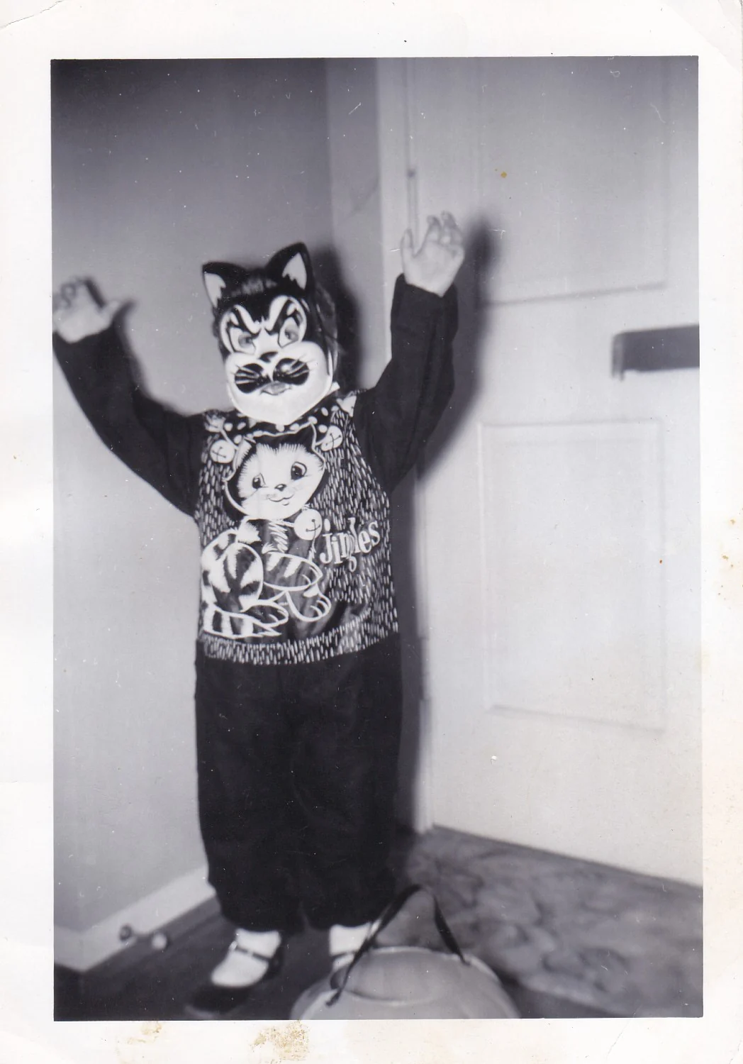 20. Yüzyıl Ortalarından Tekinsiz Halloween Fotoğrafları 25 Siyah kedi Halloween kostümü ve maske takmış çocuk balkabağı şeklinde şeker kovası tutuyor
