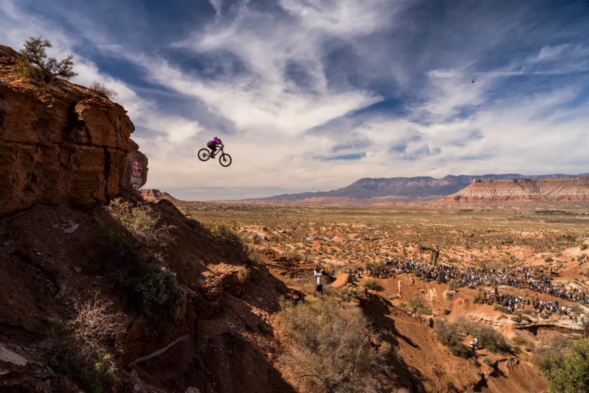 Uçurumun Kenarında Fotoğraf: Red Bull Rampage’in Görünmeyen Yüzü 28 Chelsea Kimball, Red Bull Rampage kadınlar finalinde parkurda ilerliyor.