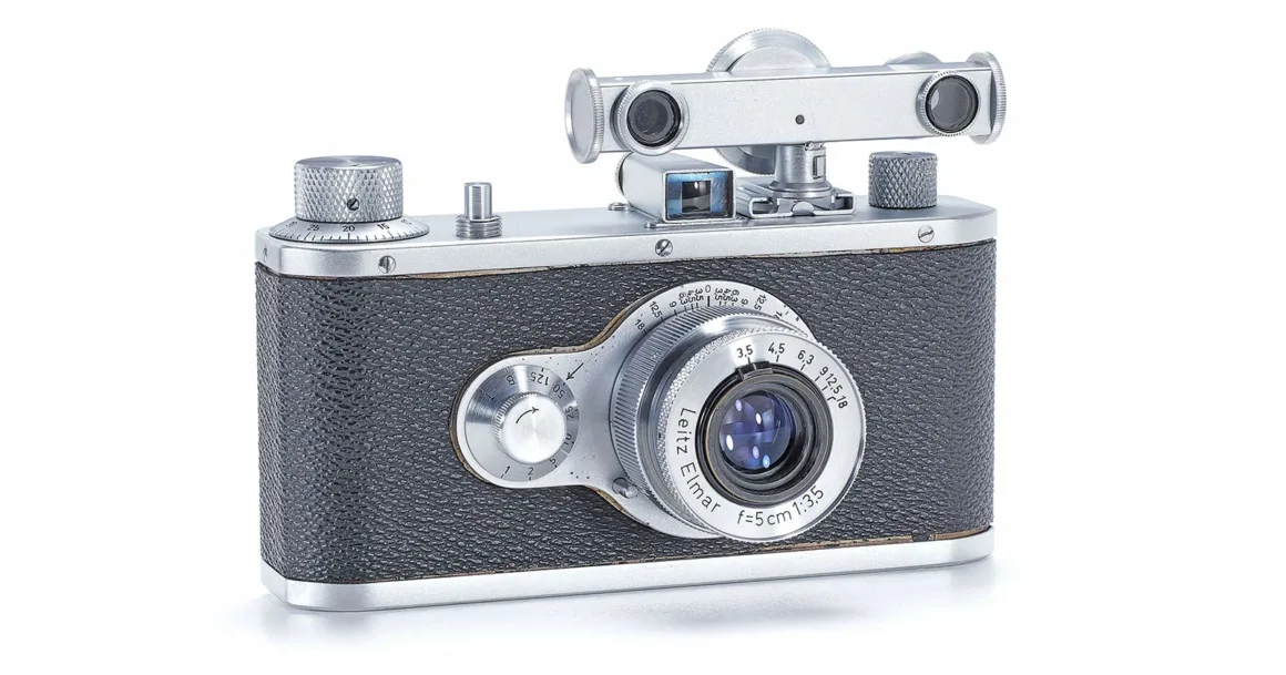 1923 Üretimi Leica 0-Series, 4,25 Milyon Euroya Satıldı 25 Leitz Elmar 5cm 1:3.5 objektife ve üst kısmında telemetre aksesuarına sahip gümüş ve siyah vintage film fotoğraf makinesi.