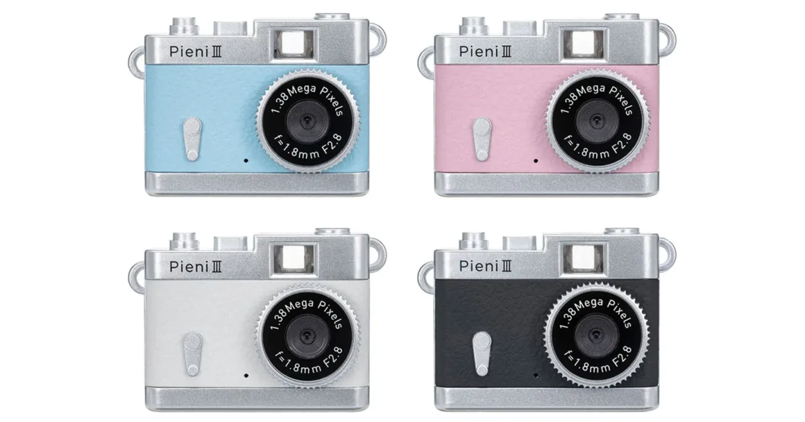 Kenko Tokina Pieni III: Kolye Gibi Taşınabilen 18 Gramlık Mini Kamera 19 Açık mavi, pembe, beyaz ve siyah renklerde dört Pieni III minyatür fotoğraf makinesi beyaz fonda ikiye iki dizilmiş durumda.