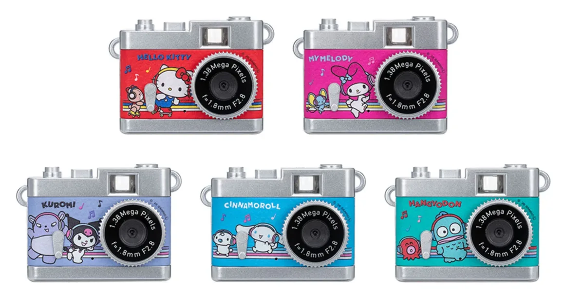 Kenko Tokina Pieni III: Kolye Gibi Taşınabilen 18 Gramlık Mini Kamera 24 Hello Kitty, My Melody, Kuromi, Cinnamoroll ve Hangyodon karakterlerinin yer aldığı beş küçük dikdörtgen dijital fotoğraf makinesi görülüyor.