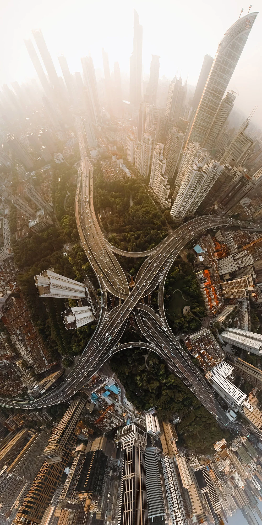 Epson International Pano Awards 2026 Kazananları Açıklandı 24 Yoğun şehir gökdelenleri ve ağaçlık alanlarla çevrili çok katlı otoyol kavşağının geniş açılı hava görünümü.