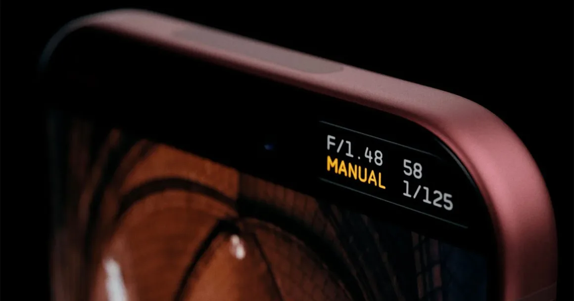 Halide 3.2, Apple’ın Yeni Değişken Diyaframını Daha da İleri Taşıyor 19 Akıllı telefon ekranında F/1.48, 58, MANUAL ve 1/125 gibi kamera ayarlarının yakın plan görünümü.
