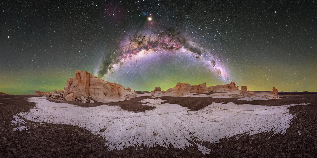 Epson International Pano Awards 2026 Kazananları Açıklandı 16 Canlı ve kavisli Samanyolu’nun yıldızlı gece gökyüzünde yükseldiği, beyaz kaya oluşumlarıyla kaplı çöl manzarasının panoramik görünümü.