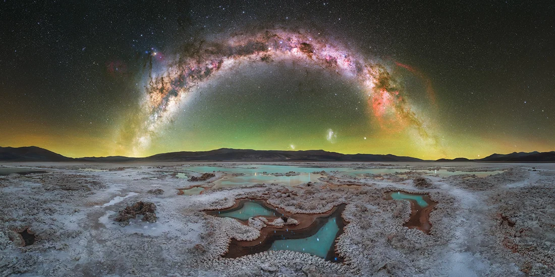 Epson International Pano Awards 2026 Kazananları Açıklandı 17 Samanyolu, turkuaz su birikintileri ve uzaktaki dağlarla çevrili tuz düzlüğünün üzerinde yıldızlı gece gökyüzünde kavis çiziyor.